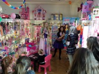 /album/fotogalerie-galerie-panenek-dollsland-v-praze-nejvetsi-vystava-panenek-a-auticek/narozeninova-oslava-barbie-je-v-plnem-proudu-jpg/